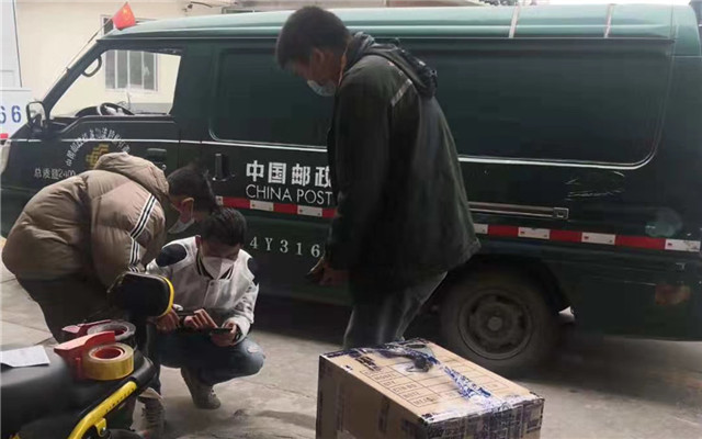 华之航向黄冈大别山捐赠对讲机